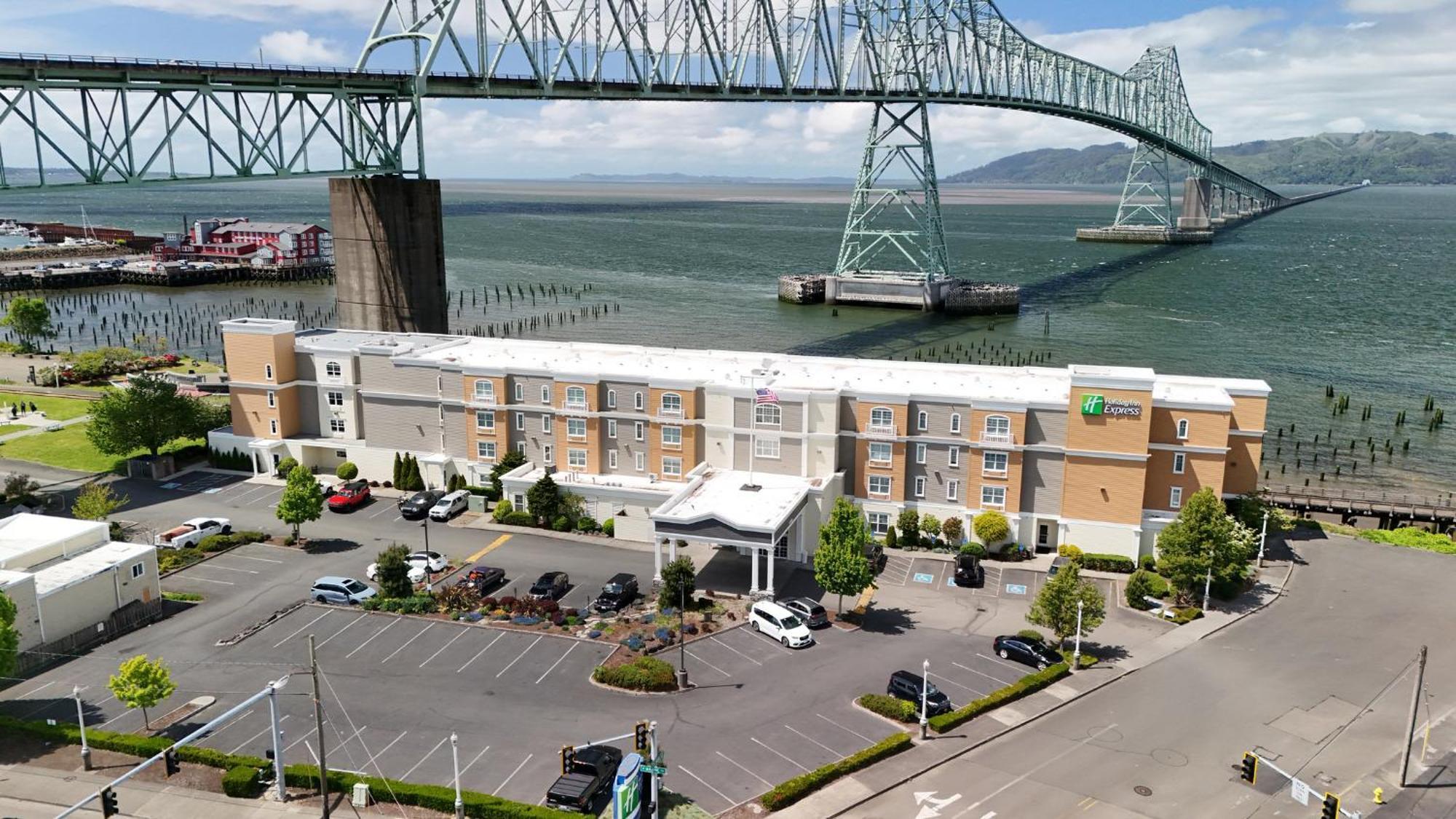 Holiday Inn Express Hotel & Suites Astoria By Ihg Exterior foto