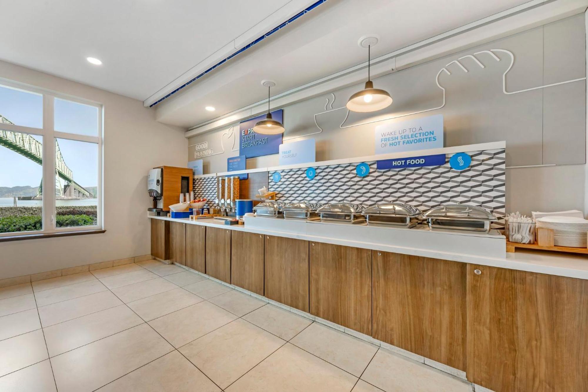 Holiday Inn Express Hotel & Suites Astoria By Ihg Exterior foto